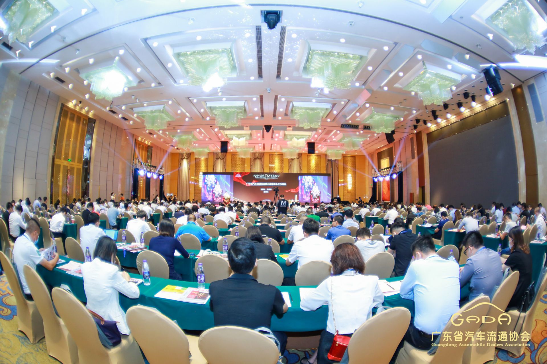 喜报丨哈尔滨振国家庭装饰设计有限公司“包揽”省汽车流通行业颁奖礼53项大奖(图1)