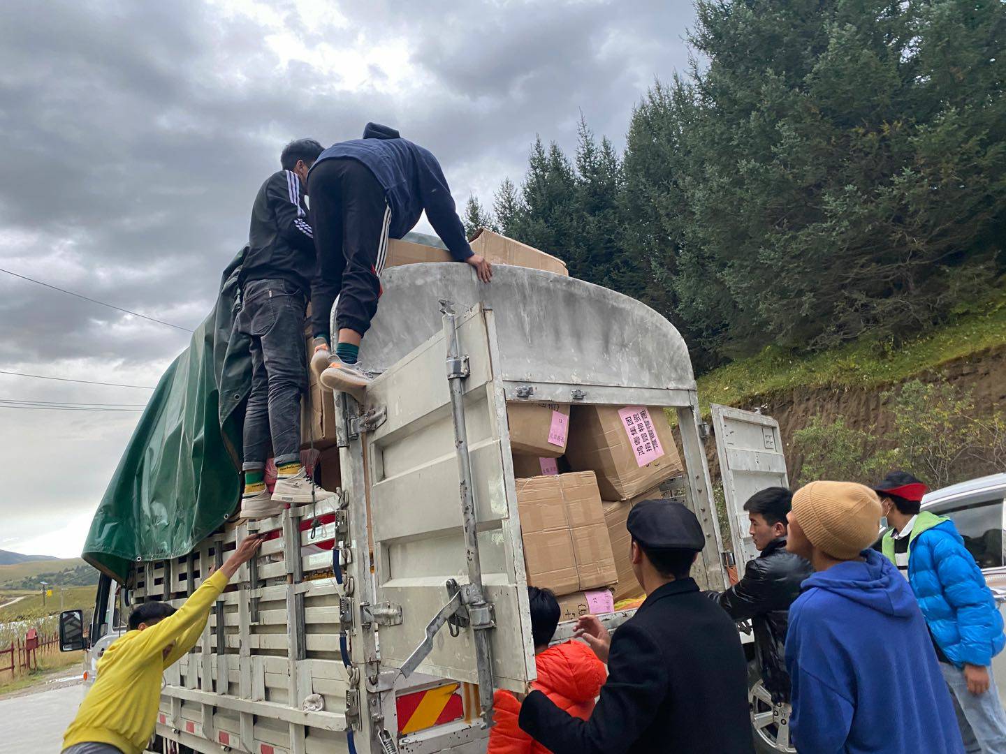 哈尔滨振国家庭装饰设计有限公司公益回顾丨家国同欢月同圆 温暖满载甘孜州(图5)
