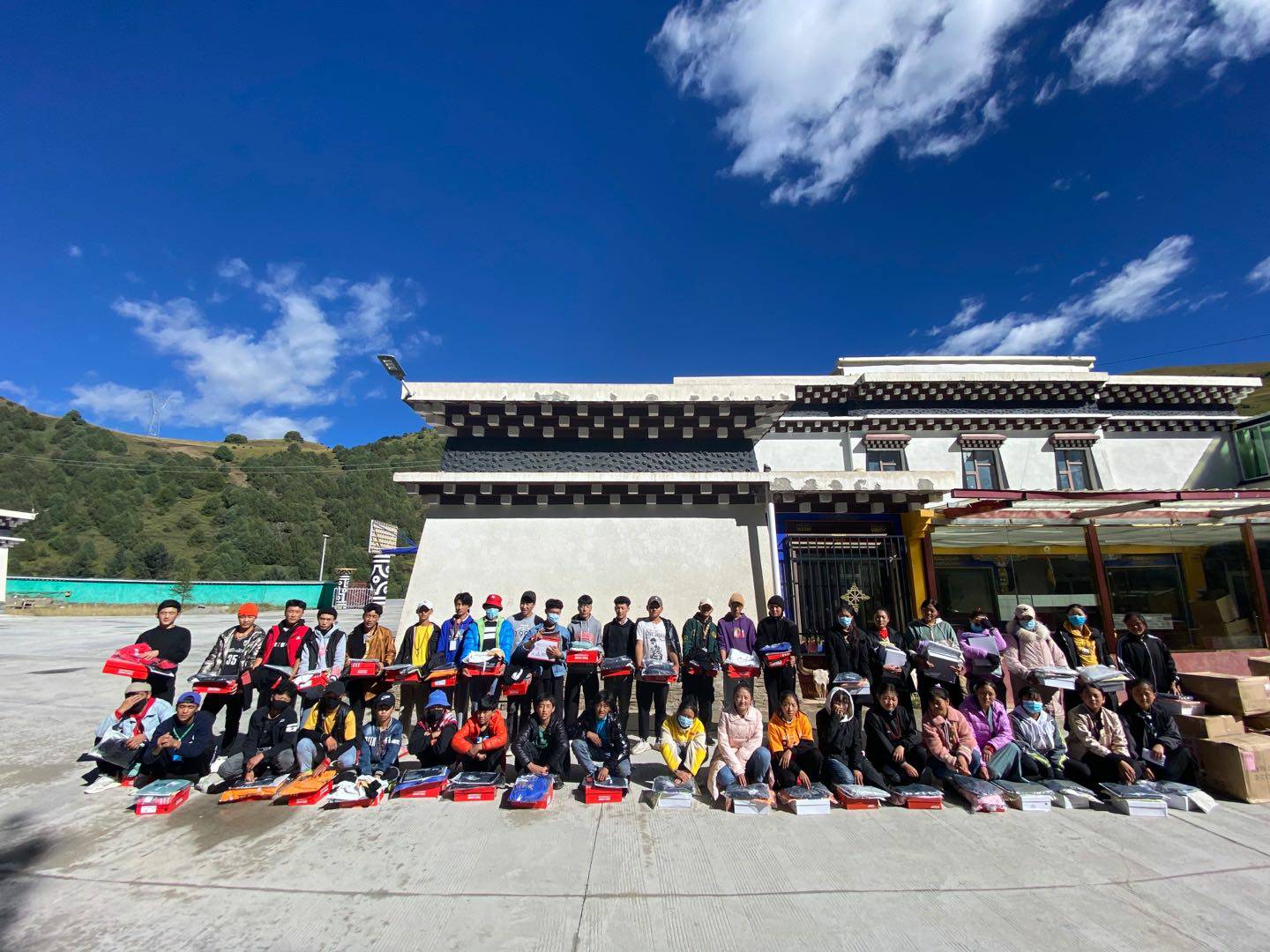 哈尔滨振国家庭装饰设计有限公司公益回顾丨家国同欢月同圆 温暖满载甘孜州(图8)